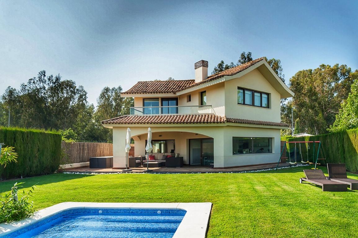 Fachada principal piscina